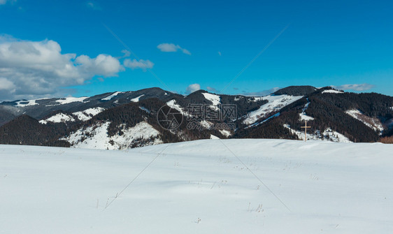 上午冬天的雪覆盖山顶上乌克兰喀尔巴阡山克霍诺拉脉Dzembronya村郊区平静宁的景象山脊和顶上宗教图片