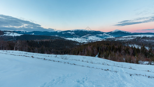 寒冬冷的白昼雪覆盖了阿尔卑斯山脊乌克兰喀尔巴阡山霍米亚克希尼和其他峰Yablunytsia山口的风景图片