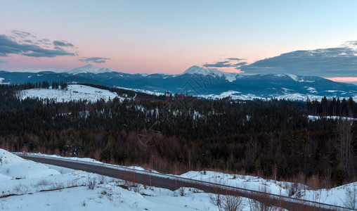 黄昏的冬季云天雪覆盖了阿尔普山脊乌克兰喀尔巴阡山科霍诺拉脉霍维拉彼得罗斯和其他山峰雅布卢尼西亚山口的风景图片