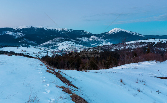 冬季寒雪在阿尔卑斯山脊乌克兰喀尔巴阡山雅布卢尼察口景色全图片