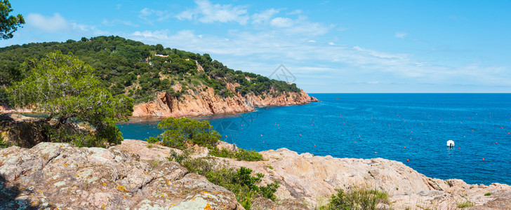 地中海岩石岸夏季风景和Tamariu湾科斯塔布拉瓦加泰罗尼亚西班牙加泰罗尼亚两针缝合全景图片