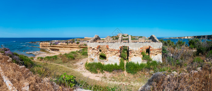 夏季海岸西里意大利的Massolivieri的废墟两针缝合全景图片