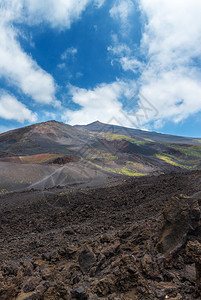 在意大利西里埃特纳火山口之间岩浆的堆积场人们无法辨认图片