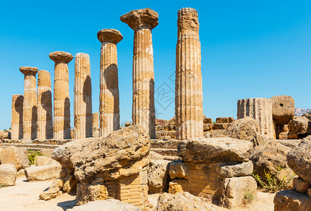 在著名的古老寺庙谷意大利西里Agrigento教科文组织世界遗产地的神庙中被毁坏柱子图片