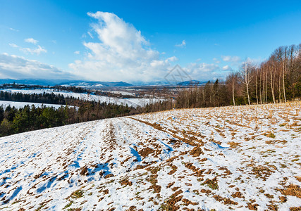 冬季山地景观坡野林和远处博戈罗德沙尼区伊万诺弗兰基夫斯克地区乌兰的村庄有田地图片