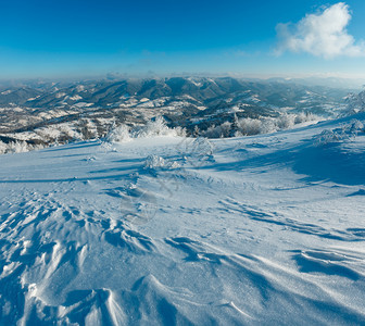 清晨冬季平静的山地景观坡上有美丽的霜冻树木和雪地滑乌克兰喀尔巴阡山图片