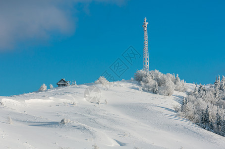 喀尔巴阡山的通讯塔雪景图片