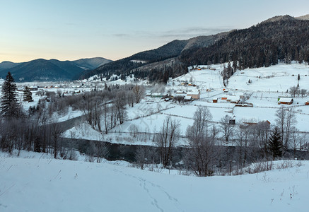 在乌克兰Verkhovyna地区Gerkhyna地区黑切雷莫什河谷的喀尔巴阡山村庄Zelene图片