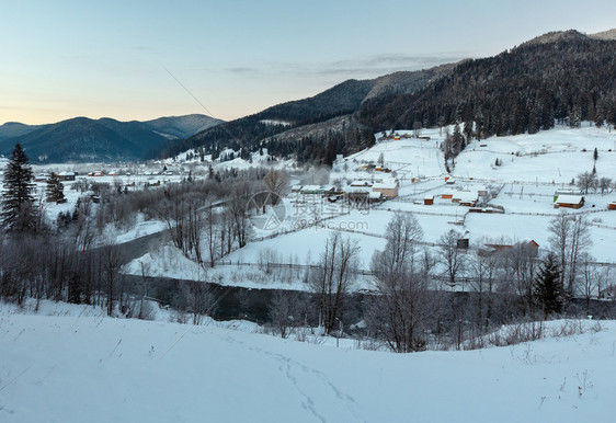 在乌克兰Verkhovyna地区Gerkhyna地区黑切雷莫什河谷的喀尔巴阡山村庄Zelene图片