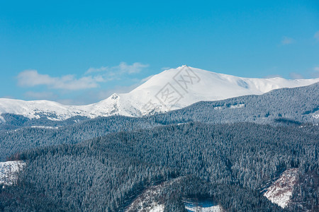 风景如画的冬季山景从乌克兰的斯库波瓦山坡可以看到乔诺霍拉山脊和皮普伊万山顶以及喀尔巴阡天文台大楼图片