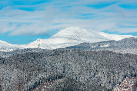 从斯库波娃山高山斜坡上可以看到风景如画的冬季早晨山脉乌克兰Verkhovyna区可看到科尔巴阡的Chornohora山脊和Pip图片