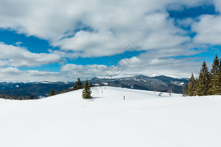 照片来自高山路的冬风景乌克兰斯库波瓦山坡望向科霍诺拉山脊和喀尔巴阡脉皮普伊万顶图片