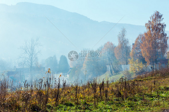 秋天喀尔巴阡山地貌坡上有多色树木和小村庄上面有雾拉希夫区乌克兰Transcarpathia图片