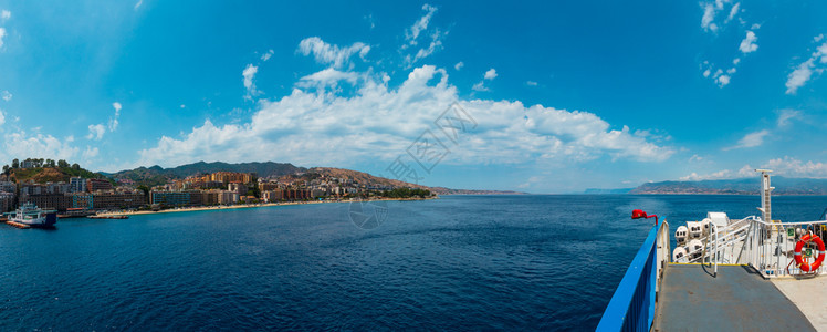 从渡轮一侧到意大利西里岛的墨拿海峡和岸线图片