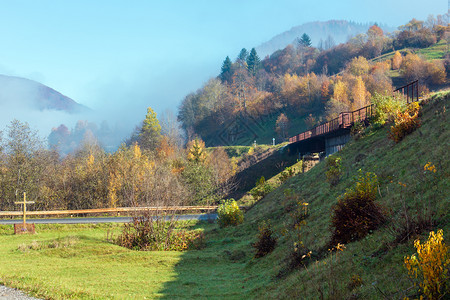 秋天喀尔巴阡山脉薄雾有铁路桥和村郊拉希夫区横贯卡尔巴西亚乌克兰图片