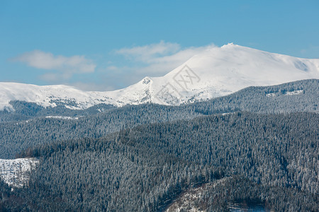 风景如画的冬季山景从乌克兰的斯库波瓦山坡可以看到乔诺霍拉山脊和皮普伊万山顶以及喀尔巴阡天文台大楼图片