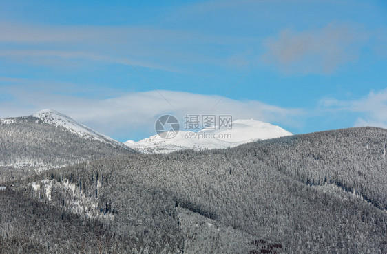 从斯库波娃山高山斜坡上可以看到风景如画的冬季早晨山脉乌克兰Verkhovyna区可看到科尔巴阡的Chornohora山脊和Pip图片