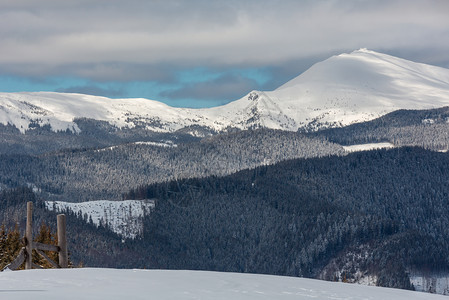 照片来自乌克兰雪地滑坡Skupova山坡的冬风景图片