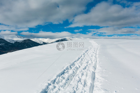 冬山顶和雪覆盖了高山脊乌克兰喀尔巴阡山Dzembronya村郊区平静宁的景象图片