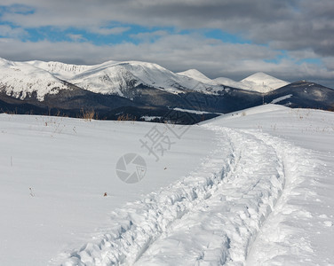 冬山顶和雪覆盖了高山脊乌克兰喀尔巴阡山Dzembronya村郊区平静宁的景象图片