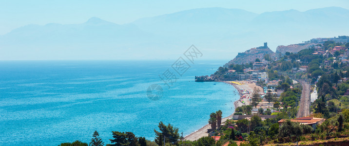 AzureTyrhenian海湾和CapoZafferano岩石从意大利西里巴勒莫地区E90公路沿岸高速的视野看人们无法辨认图片