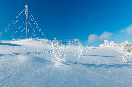 蓝色天空背景的山顶上美丽寒冬霜树通讯塔和滑雪喀尔巴阡山乌克兰图片