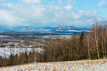 冬季山地景观坡柏树林和谷村博戈罗德沙尼区伊万诺弗兰基夫斯克地区乌兰图片