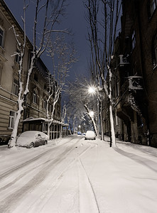 在乌克兰利沃夫市中心美丽的夜晚严寒冬季城市风景车里满是雪图片