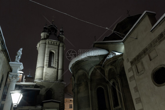 古代亚美尼教堂院落圣克里斯托弗专栏在乌克兰利沃夫市美丽的夜晚黄昏冬季城市风景图片