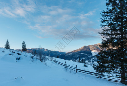 山地农村雪覆盖的道路图片