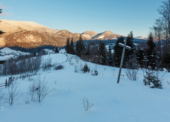 山地农村雪覆盖的道路图片