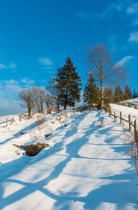 乌克兰山坡上雪覆盖的道路图片