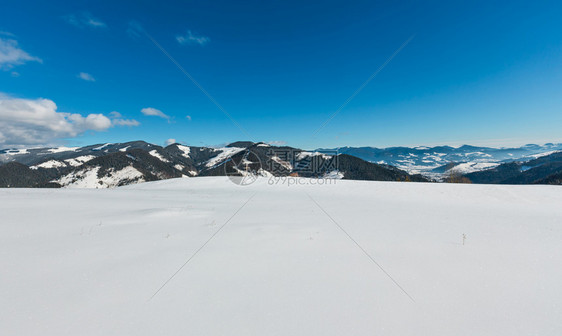 上午冬天的雪覆盖山顶上乌克兰喀尔巴阡山克霍诺拉脉Dzembronya村郊区平静宁的景象山脊和顶上宗教图片