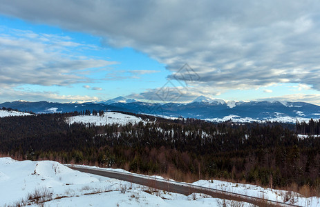 黄昏的冬季云天雪覆盖了阿尔普山脊乌克兰喀尔巴阡山科霍诺拉脉霍维拉彼得罗斯和其他山峰雅布卢尼西亚山口的风景图片