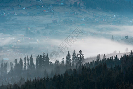 喀尔巴阡山高原地貌乌克兰远处有雪覆盖的山脊顶峰图片