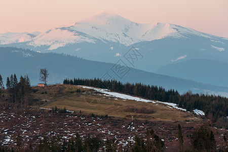 喀尔巴阡山高原地貌乌克兰远处有雪覆盖的山脊顶峰图片