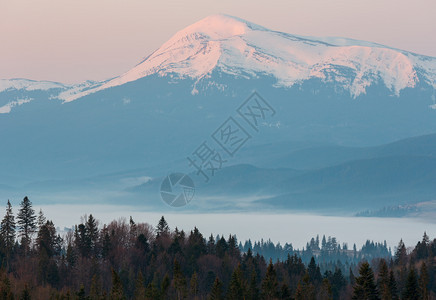 喀尔巴阡山高原地貌乌克兰远处有雪覆盖的山脊顶峰图片