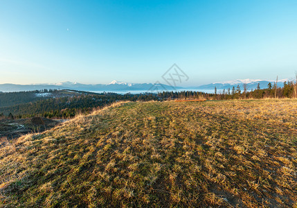 喀尔巴阡山高原地貌乌克兰远处有雪覆盖的山脊顶峰图片