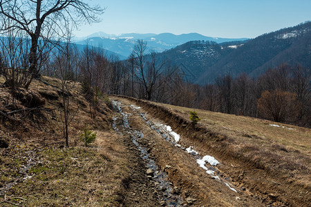 喀尔巴阡山高原地貌乌克兰远方公路和农村上有雪覆盖的山脊峰图片