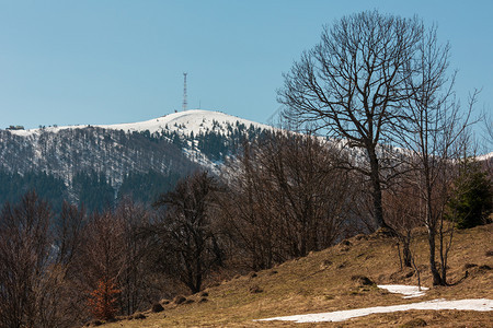 早期的喀尔巴阡山脉高原地貌在乌克兰遥远的雪覆盖山脊顶上建起通讯塔图片