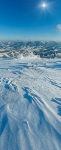 寒冬阳光明媚平静的山地风景坡上有美丽的霜冻树木和滑雪场喀尔巴阡山乌克兰图片