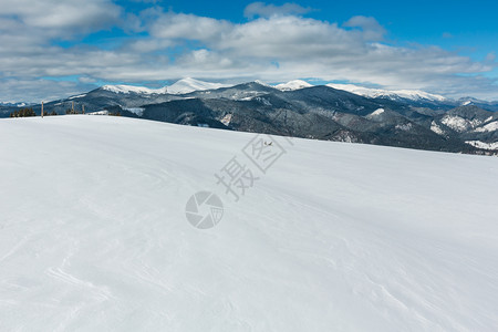 照片来自乌克兰雪地滑坡Skupova山坡的冬风景图片