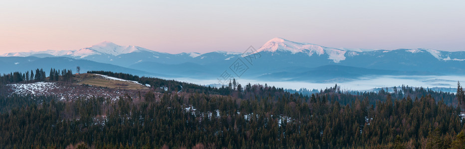 喀尔巴阡山高原地貌乌克兰远处有雪覆盖的山脊顶峰图片