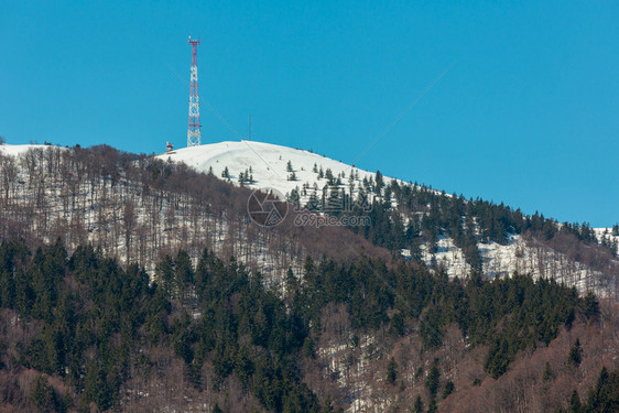 早期的喀尔巴阡山脉高原地貌在乌克兰雪覆盖的山脊顶上建起通讯塔图片