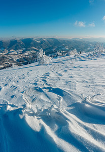 清晨冬季平静的山地景观坡上有美丽的霜冻树木和雪地滑乌克兰喀尔巴阡山图片