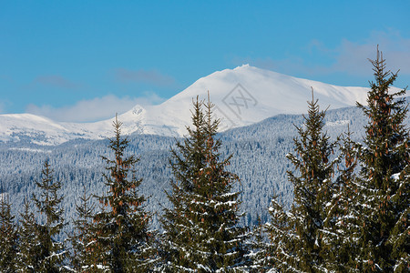 风景如画的冬季山景从乌克兰的斯库波瓦山坡可以看到乔诺霍拉山脊和皮普伊万山顶以及喀尔巴阡天文台大楼图片