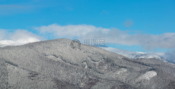 风景如画的冬季早晨山脉从斯库波娃山高山斜坡全景乌克兰Verkhovyna区可看到科尔巴阡的Chornohora山脊和PipIva图片