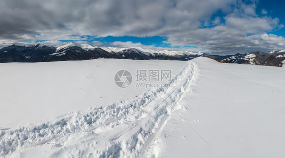 冬山顶和雪覆盖了高山脊乌克兰喀尔巴阡山Dzembronya村郊区平静宁的景象图片