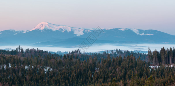 喀尔巴阡山高原地貌乌克兰远处有雪覆盖的山脊顶峰图片