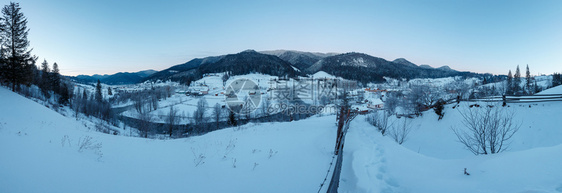 在乌克兰地区的山村庄图片